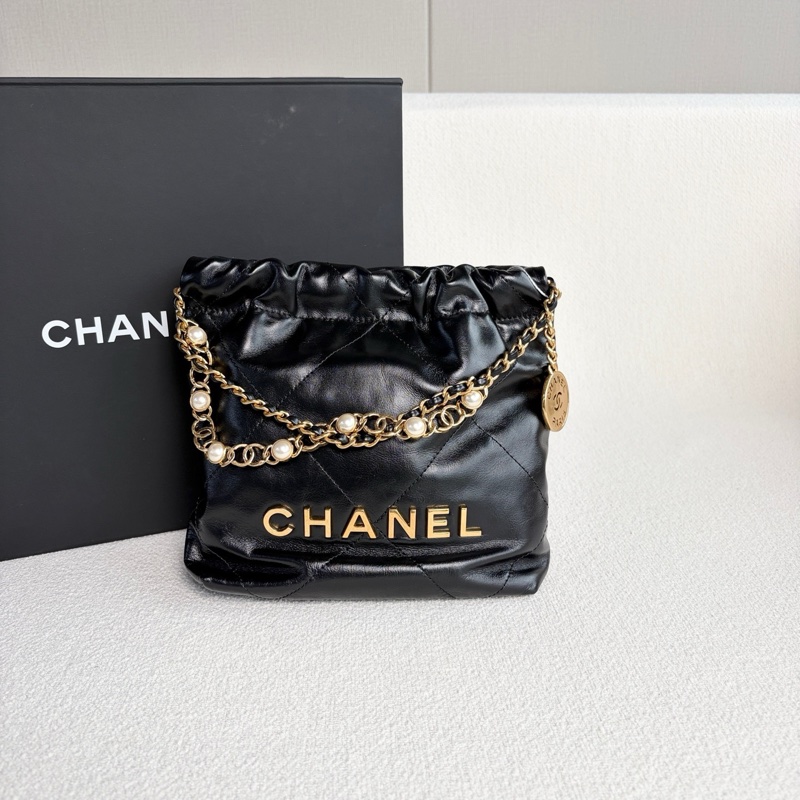 Chanel香奈兒限定珍珠款Mini 22bag 芯片款 黑金 油蠟牛皮 尺寸約18*18*6 金色鏈條珍珠裝飾 附件:包裝盒 肩帶。-1