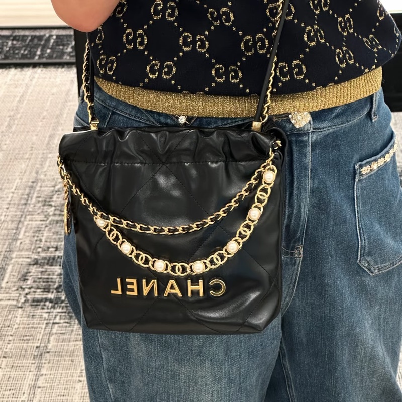 Chanel香奈兒限定珍珠款Mini 22bag 芯片款 黑金 油蠟牛皮 尺寸約18*18*6 金色鏈條珍珠裝飾 附件:包裝盒 肩帶。-7