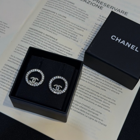 CHANEL銀色圓形水鑽簍空雙C耳環