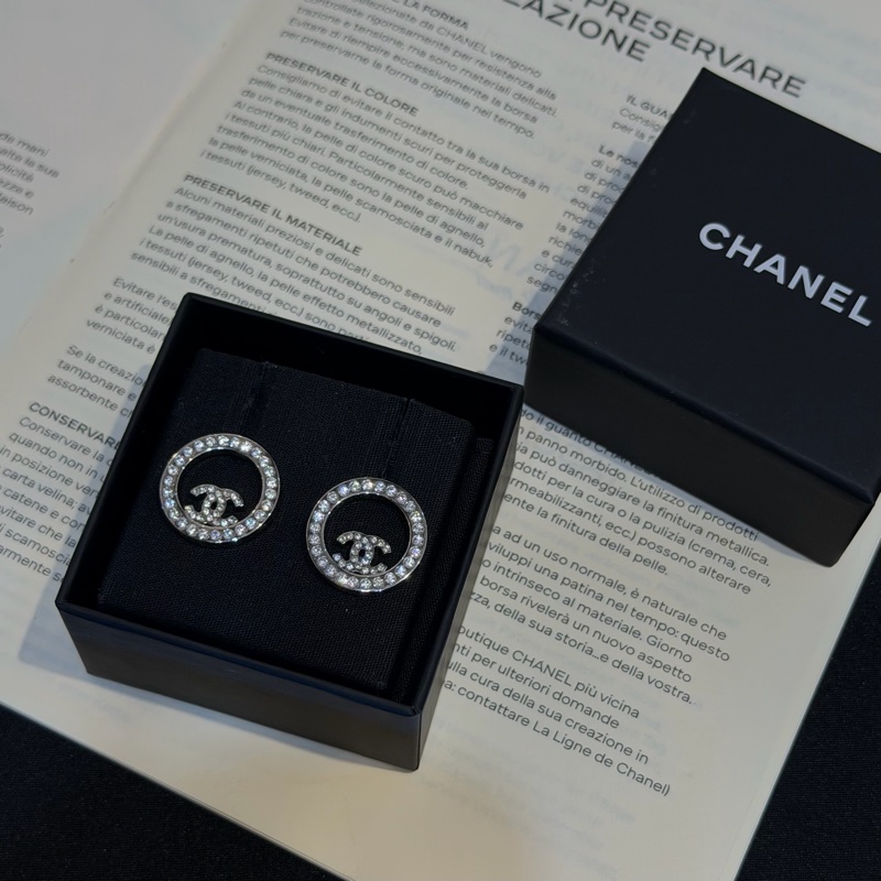 CHANEL銀色圓形水鑽簍空雙C耳環-0
