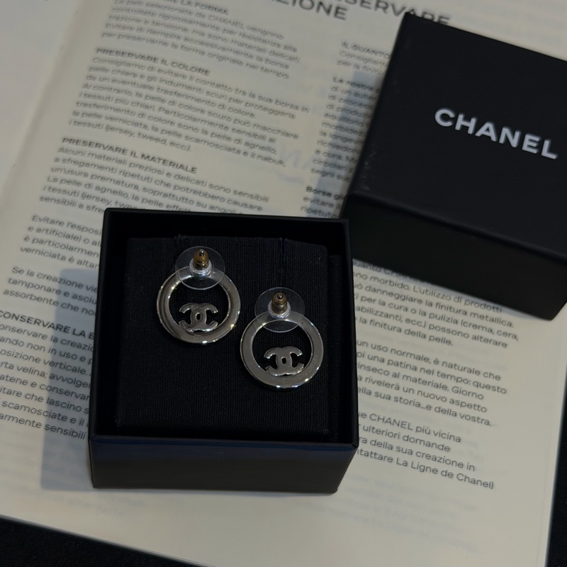 CHANEL銀色圓形水鑽簍空雙C耳環-3