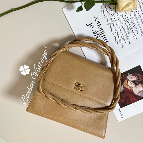Chanel • 經典奶茶色金釦荔枝牛皮麻花Kelly包