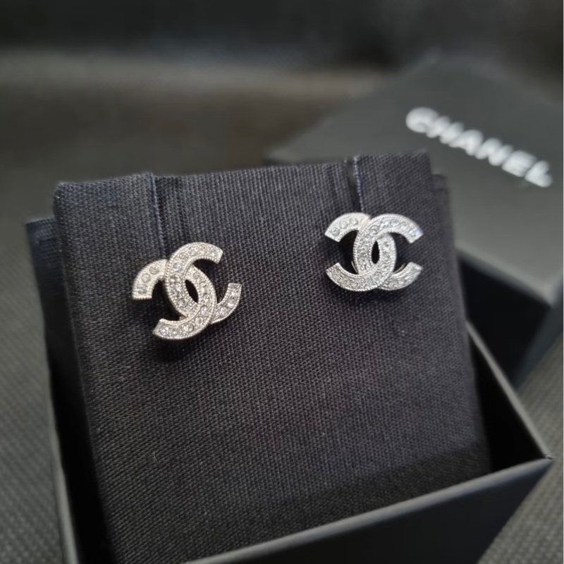 95新 香奈兒Chanel 經典款 不敗款水鑽復古銀雙c logo 銀色耳針-0