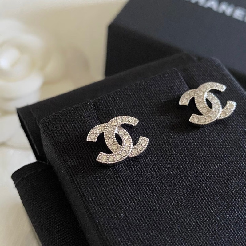 95新 香奈兒Chanel 經典款 不敗款水鑽復古銀雙c logo 銀色耳針-2