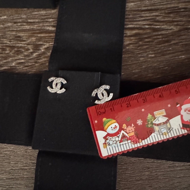 95新 香奈兒Chanel 經典款 不敗款水鑽復古銀雙c logo 銀色耳針-4