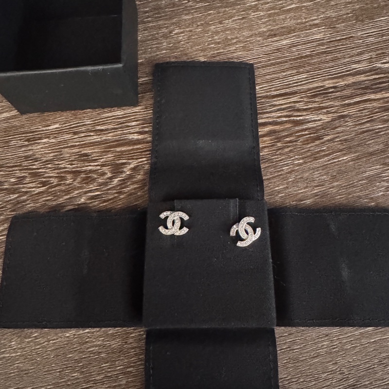 95新 香奈兒Chanel 經典款 不敗款水鑽復古銀雙c logo 銀色耳針-5