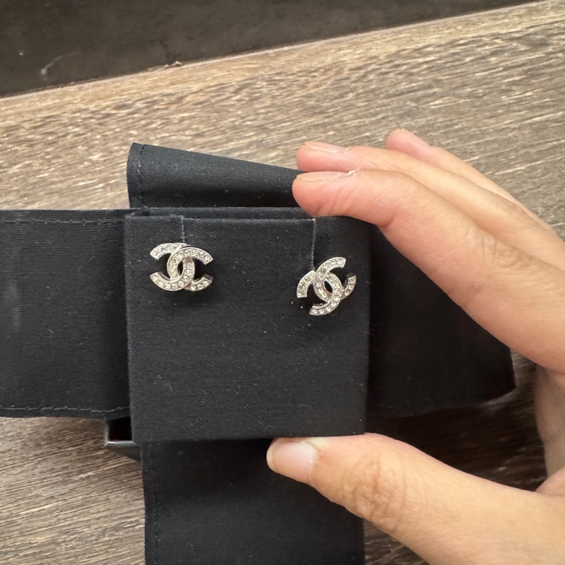 95新 香奈兒Chanel 經典款 不敗款水鑽復古銀雙c logo 銀色耳針-6