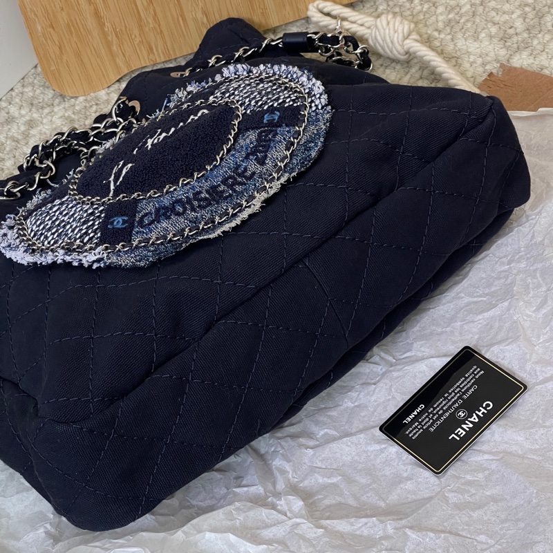 99新 Chanel 單寧牛仔包垃圾袋 限量款 La Pausa刺繡徽章系列 扣膜都還在-1