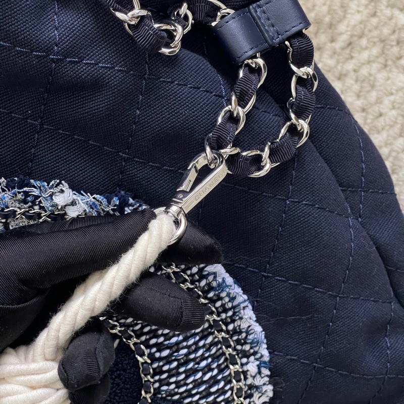 99新 Chanel 單寧牛仔包垃圾袋 限量款 La Pausa刺繡徽章系列 扣膜都還在-15