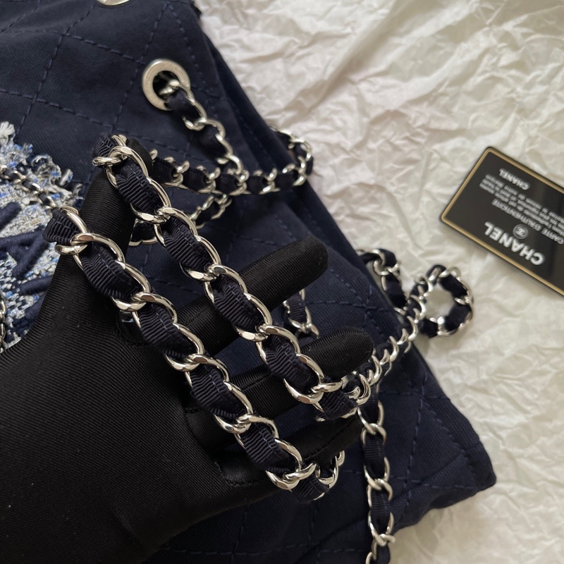 99新 Chanel 單寧牛仔包垃圾袋 限量款 La Pausa刺繡徽章系列 扣膜都還在-16