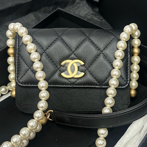 Chanel香奈兒黑色羊皮金扣珍珠鏈條mini斜挎包