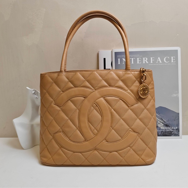 Chanel/香奈兒 咖色金幣希爾頓托特包 8開 單肩包-0