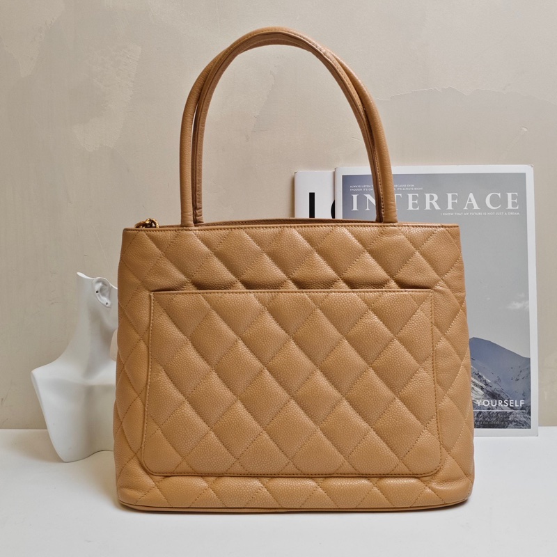 Chanel/香奈兒 咖色金幣希爾頓托特包 8開 單肩包-1