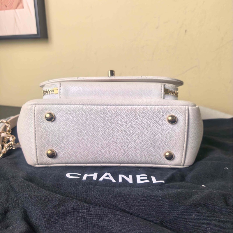 95新 Chanel香奈兒白色荔枝紋牛皮金扣小號口蓋包 郵差包,30開有卡-5