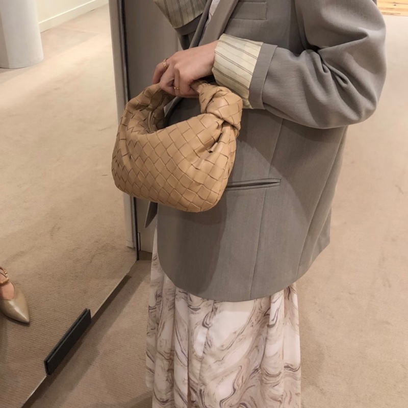 BV葆蝶家 Jodie編織手拿包打結包奶茶杏仁色 小號 溫柔可愛 有塵袋-6
