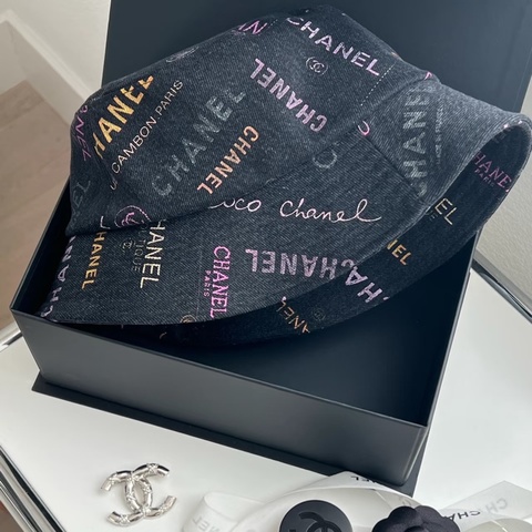Chanel • 牛仔塗鴉漁夫帽