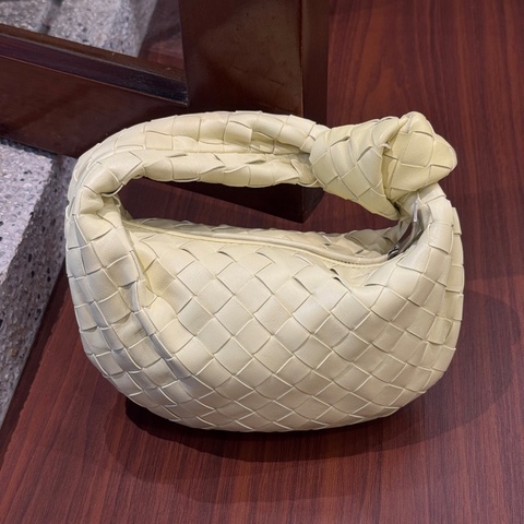 Bottega Veneta葆蝶家 JODIE 金色飾面Intrecciato編織 羊皮拼皮革 手提包 迷你 冰淇淋色 淡黃色