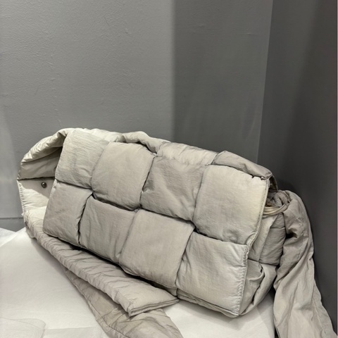 超便宜🌟Bottega Veneta Cassette 8格 羽絨 大號 ｜Classic Trend CT精品｜台北東區實體