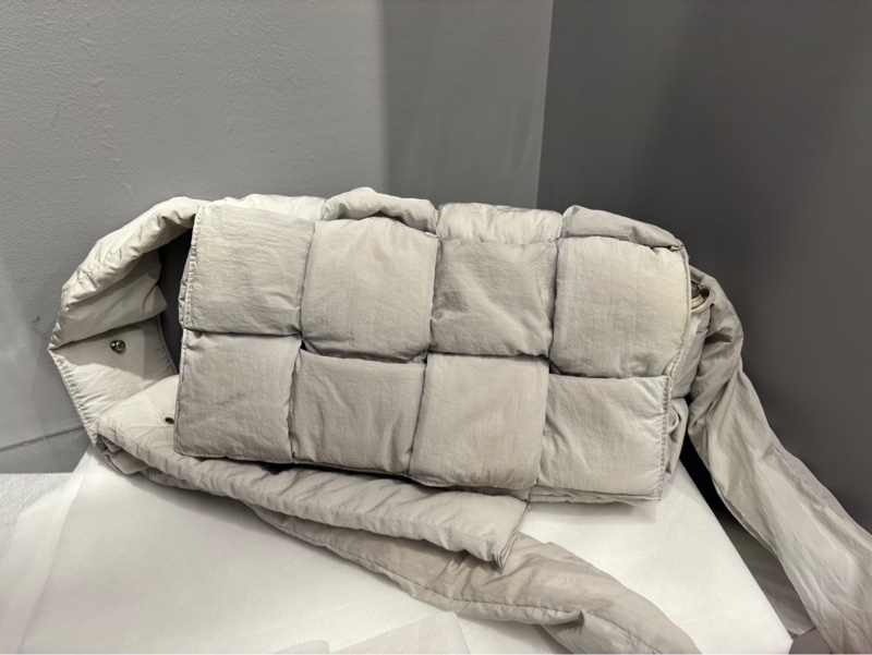 超便宜🌟Bottega Veneta Cassette 8格 羽絨 大號 |Classic Trend CT精品|台北東區實體-1