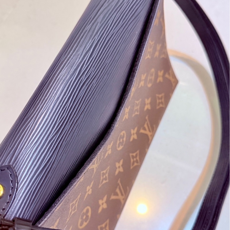 Louis Vuitton Monogram Epi Saint Michel LV M44030 EPI 經典的 Monogram 帆布與黑色 Epi 水波紋皮革材質LV包包-3