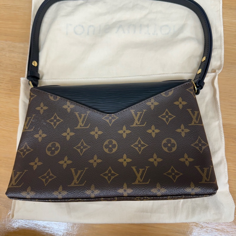 Louis Vuitton Monogram Epi Saint Michel LV M44030 EPI 經典的 Monogram 帆布與黑色 Epi 水波紋皮革材質LV包包-5