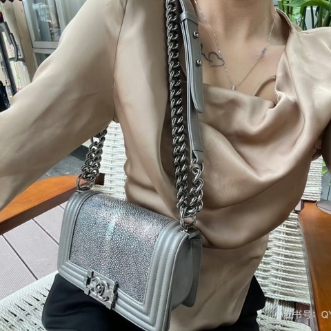 Chanel leboy mini銀色 銀扣 珍珠魚皮 15*10*6 9新 配件塵袋保卡