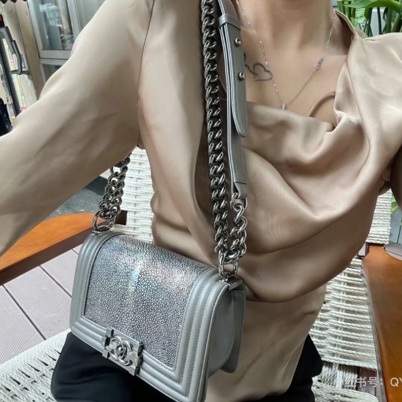 Chanel leboy mini銀色 銀扣 珍珠魚皮 15*10*6 9新 配件塵袋保卡-0