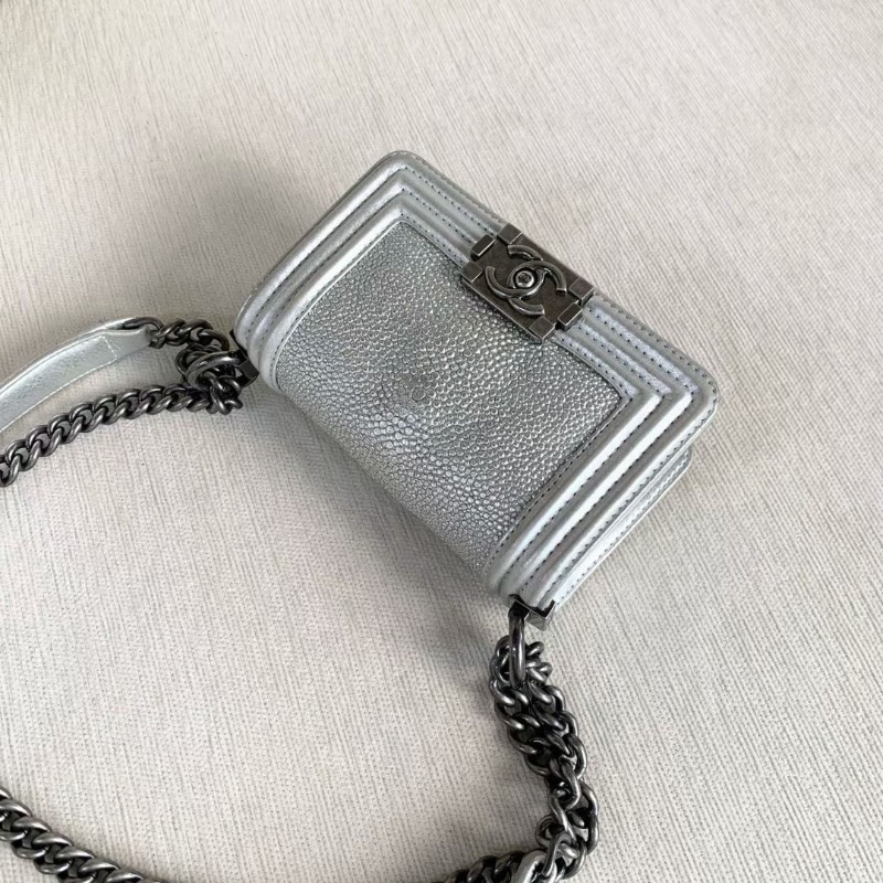 Chanel leboy mini銀色 銀扣 珍珠魚皮 15*10*6 9新 配件塵袋保卡-4