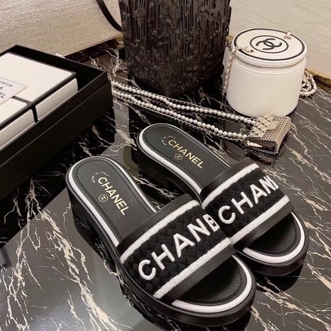 Chanel 黑白刺繡涼拖鞋 / 春夏爆款必備🏝️