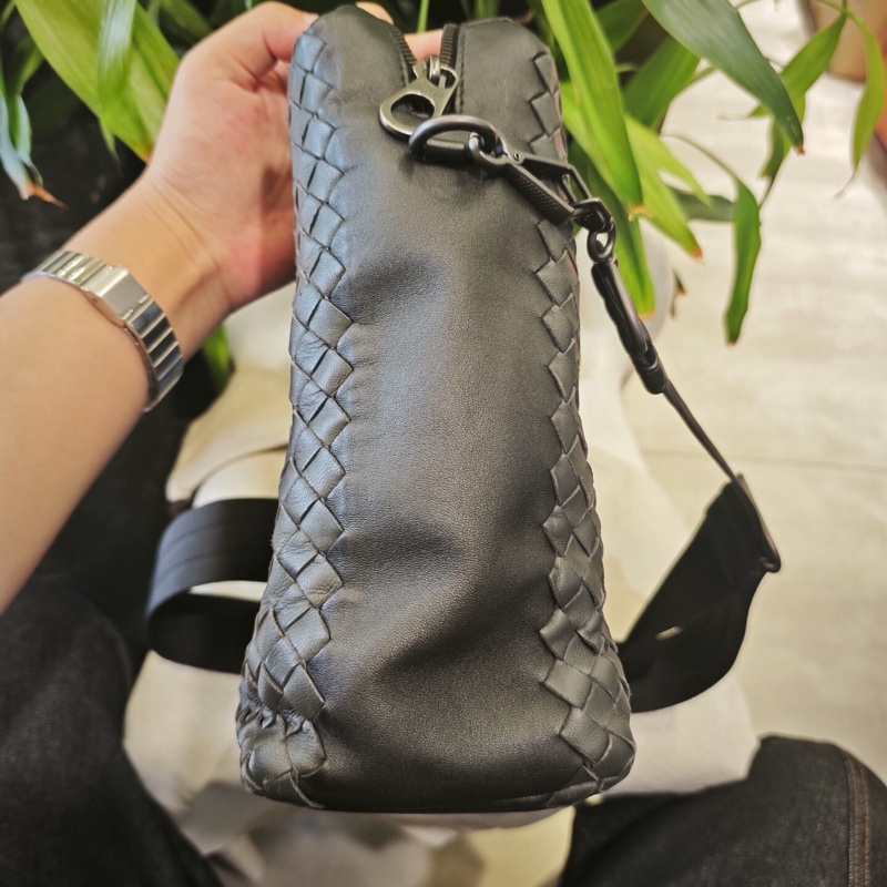 Bottega Veneta 葆蝶家 黑色 羊皮 男士斜挎包-4