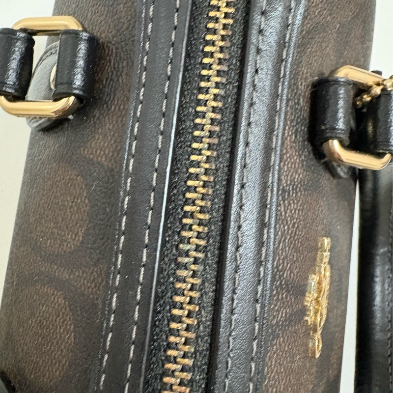 COACH 波士頓枕頭包 經典老花-6