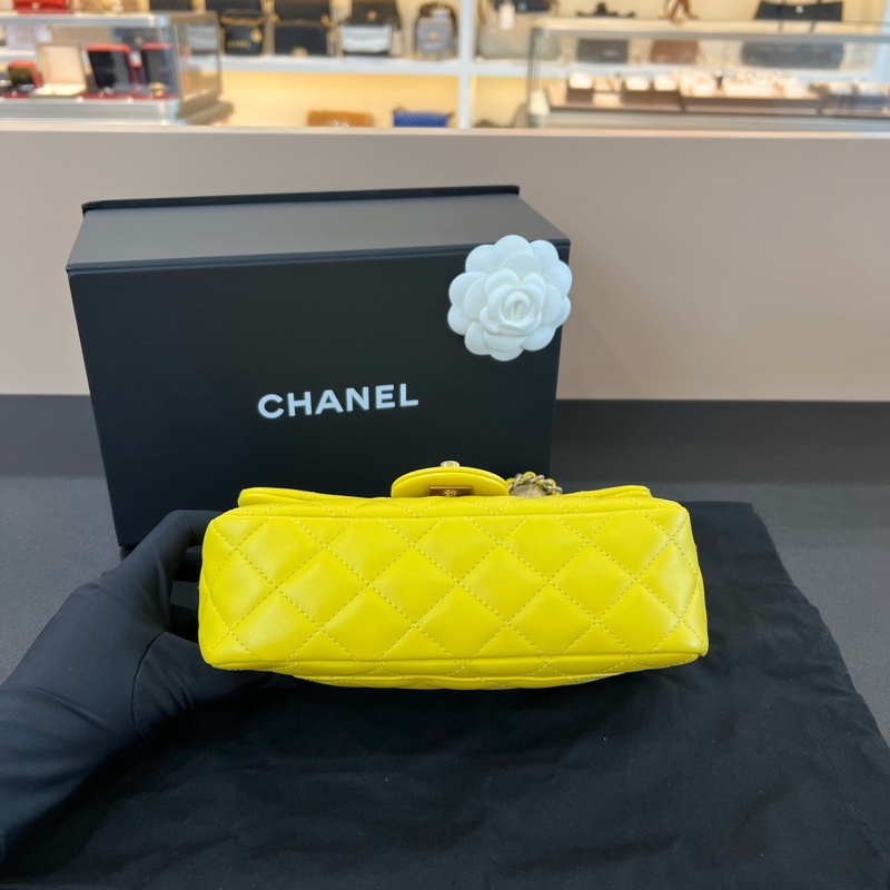 CHANEL香奈兒檸檬黃 金球大mini羊皮口蓋包單肩斜挎包-4