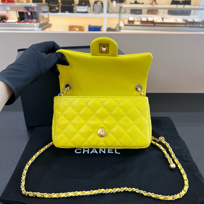 CHANEL香奈兒檸檬黃 金球大mini羊皮口蓋包單肩斜挎包-5