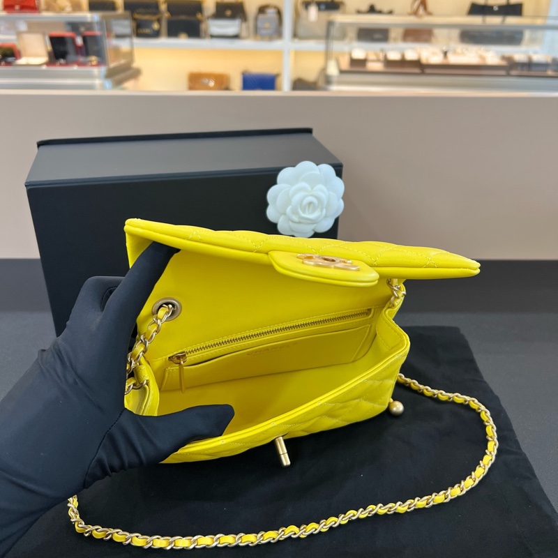 CHANEL香奈兒檸檬黃 金球大mini羊皮口蓋包單肩斜挎包-6
