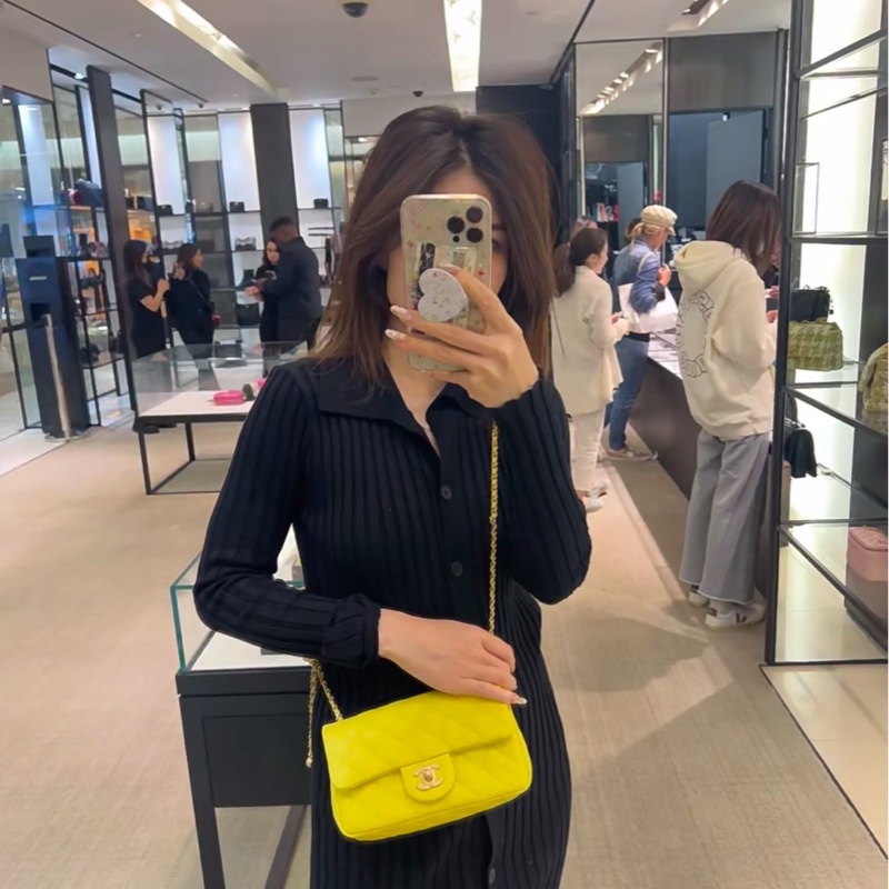 CHANEL香奈兒檸檬黃 金球大mini羊皮口蓋包單肩斜挎包-8