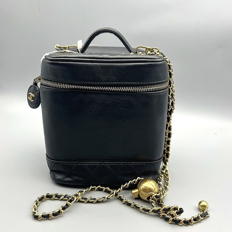 Chanel 香奈兒/黑色純皮化妝桶包 92新，尺寸:15 17 12 鐳射標已掉