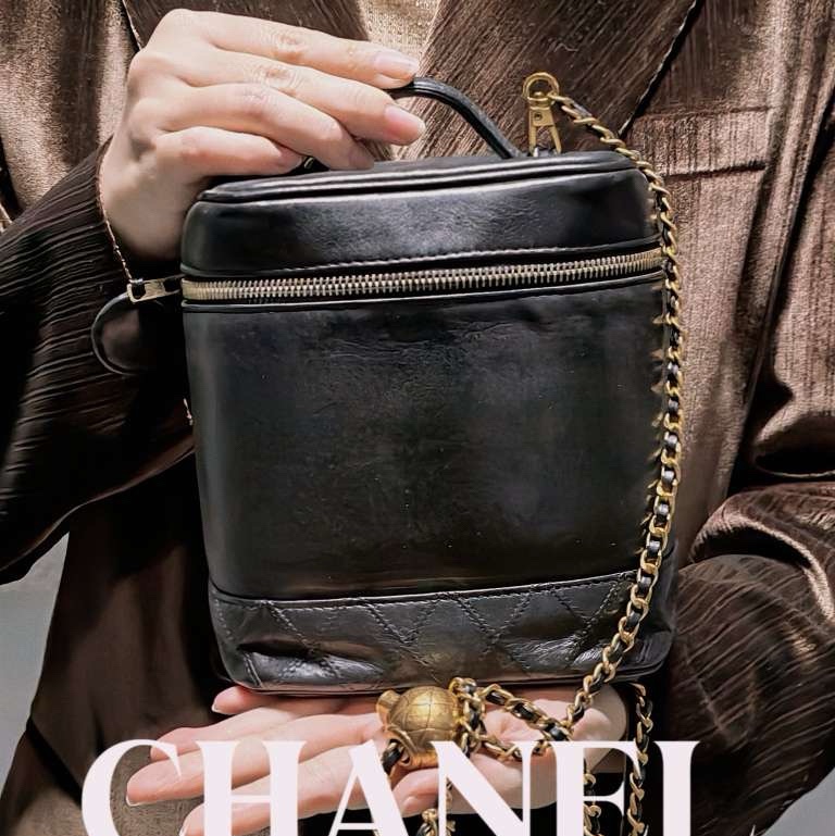 Chanel 香奈兒/黑色純皮化妝桶包 92新,尺寸:15 17 12 鐳射標已掉-5