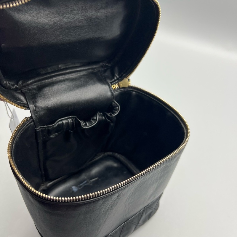 Chanel 香奈兒/黑色純皮化妝桶包 92新,尺寸:15 17 12 鐳射標已掉-7