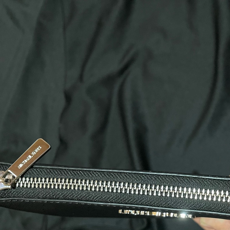 MICHAEL KORS銀釦黑拉鏈長夾MK-16