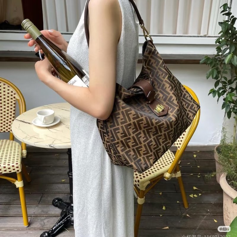 FENDI 棕色老花FF肩背包 98新配件塵袋-0