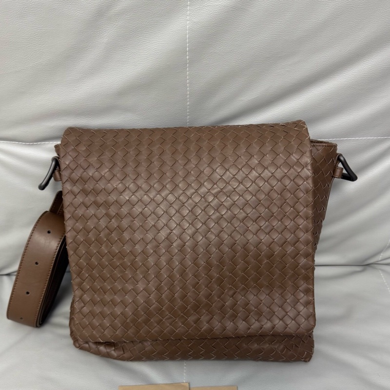 Bottega Veneta 葆蝶家羊皮編織巧克力色男士斜挎包-0