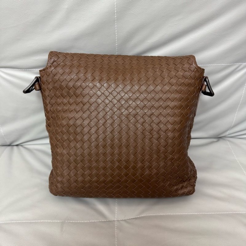 Bottega Veneta 葆蝶家羊皮編織巧克力色男士斜挎包-1