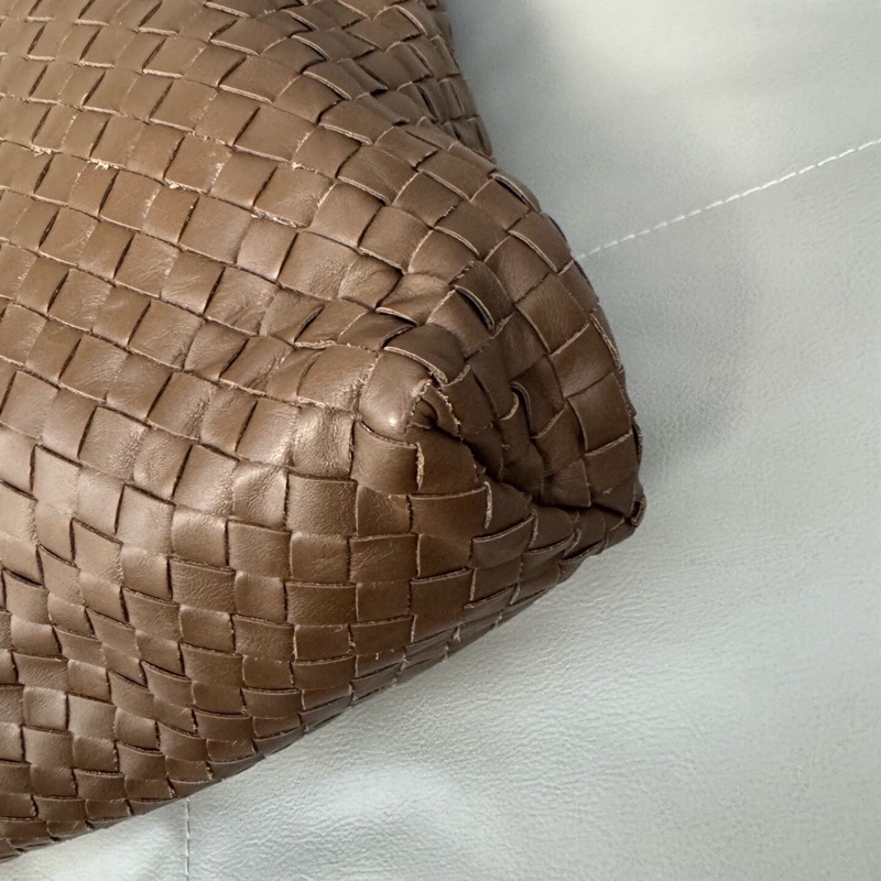 Bottega Veneta 葆蝶家羊皮編織巧克力色男士斜挎包-9
