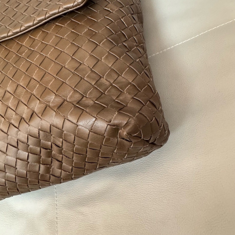 Bottega Veneta 葆蝶家羊皮編織巧克力色男士斜挎包-10
