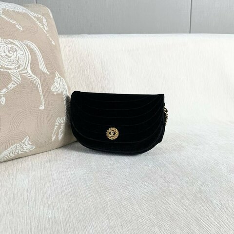 Chanel 黑金絲絨半月包 黑色金扣 20*13*4 98新配件塵袋
