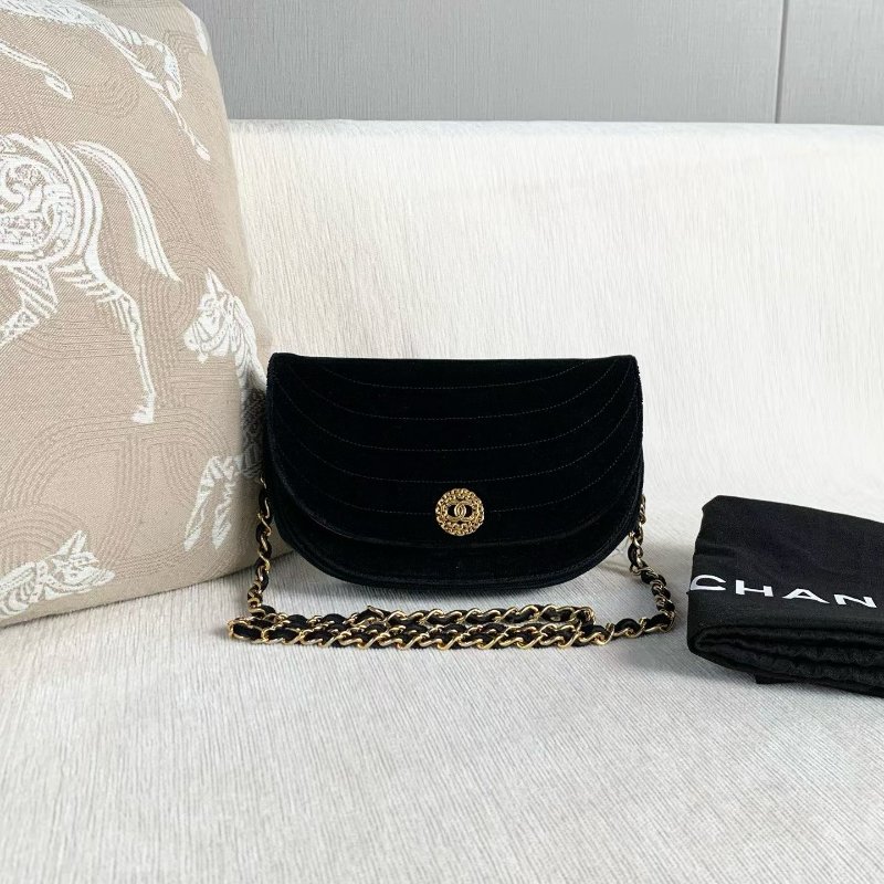 Chanel 黑金絲絨半月包 黑色金扣 20*13*4 98新配件塵袋-1