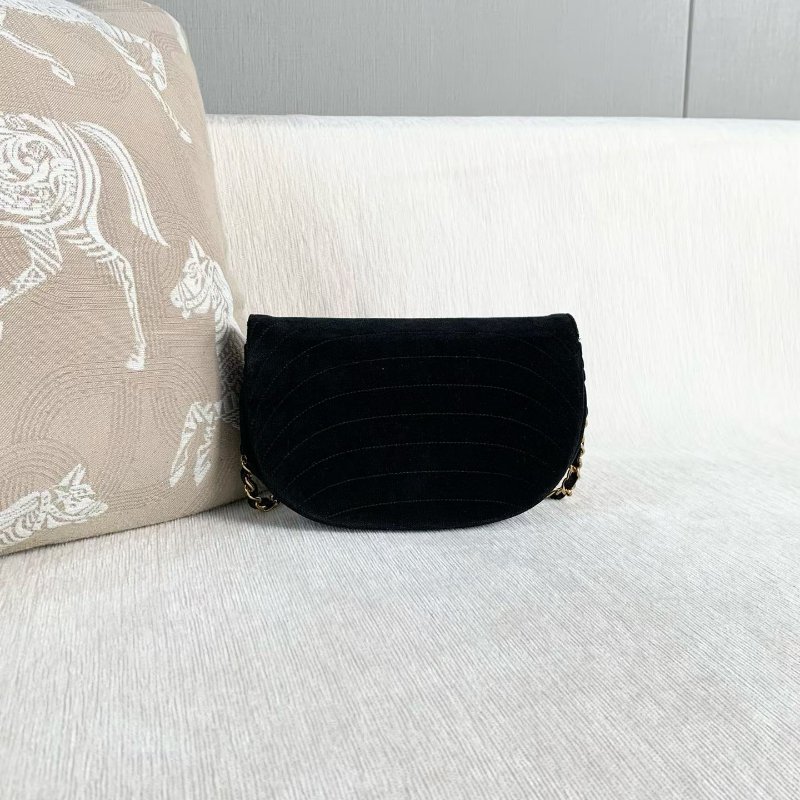 Chanel 黑金絲絨半月包 黑色金扣 20*13*4 98新配件塵袋-5