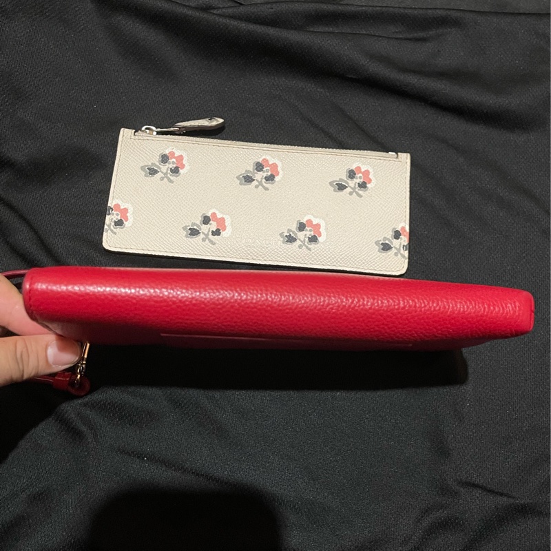 Coach拉鍊紅長夾 手拿包(贈原廠花朵小夾)-10
