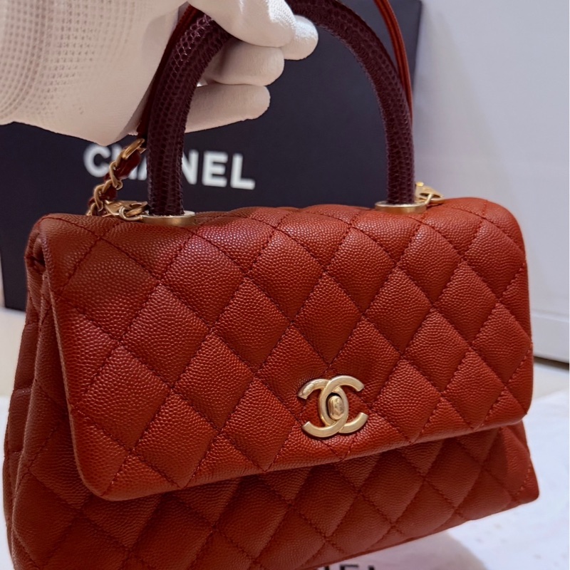 Chanel Coco Handle mini 系列經典的菱格紋縫線、酒紅色魚子醬 (Caviar) mini 19cm荔枝皮 蜥蜴皮壓紋手把-3
