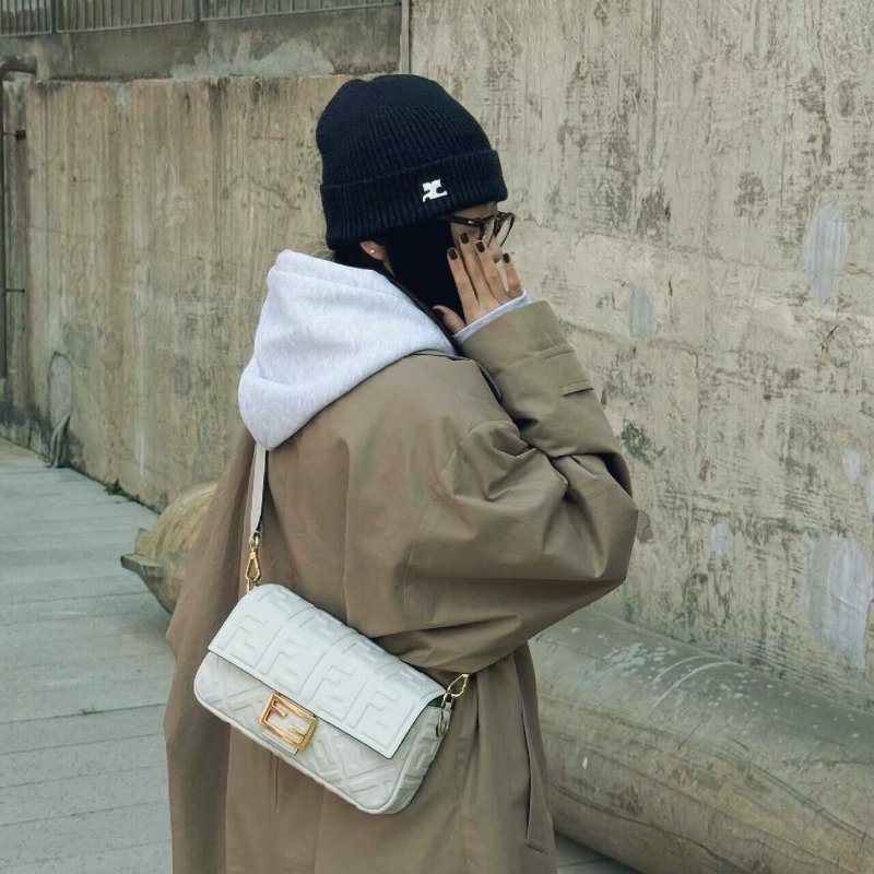 Fendi 法棍包 白色 浮雕老花中號 羊皮 26*16 99新配件塵袋-1